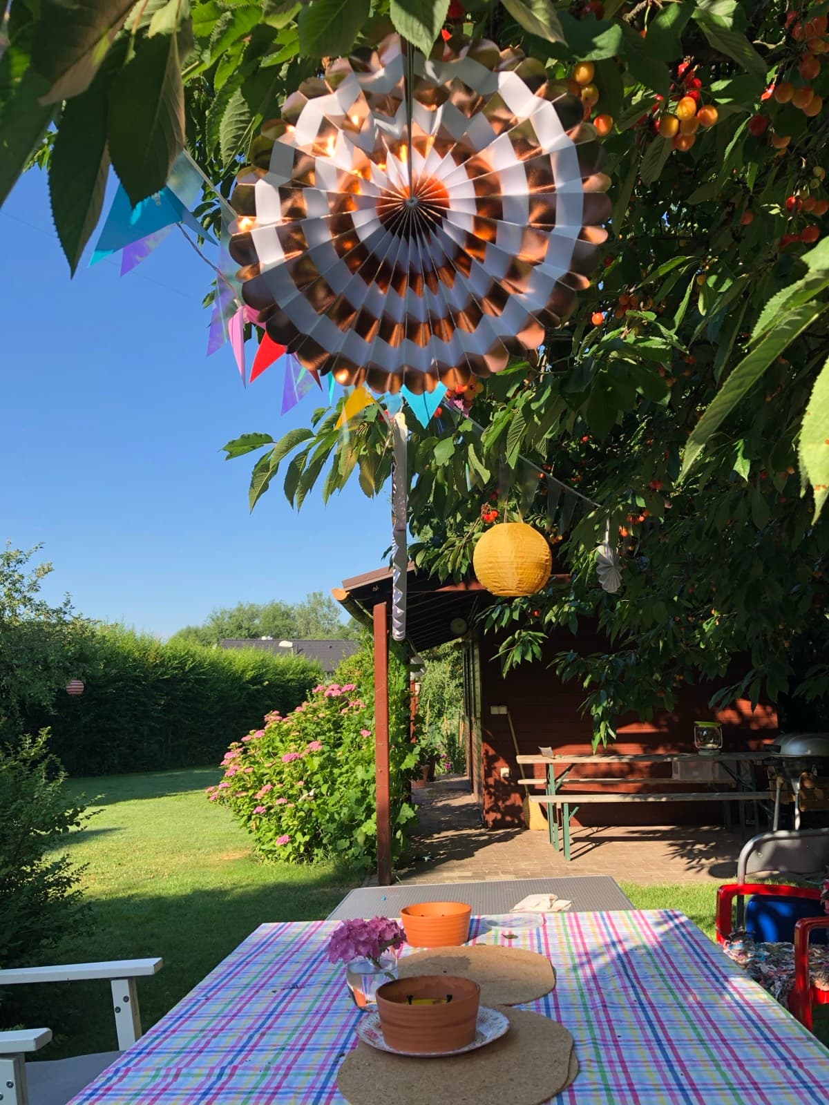 Žena s úsmevom počas wellbeing aktivity